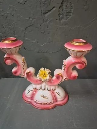 Candelabro de cerámica rosa y dorado