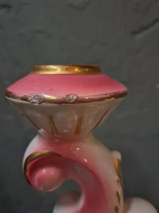 Candelabro de cerámica rosa y dorado