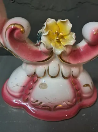 Candelabro de cerámica rosa y dorado