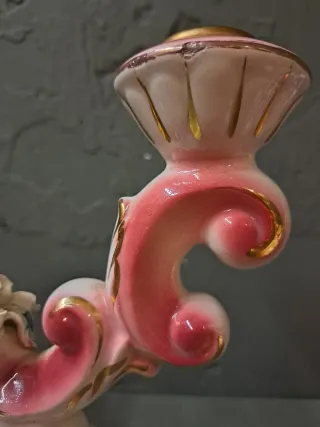 Candelabro de cerámica rosa y dorado