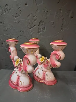 Candelabro de cerámica rosa y dorado