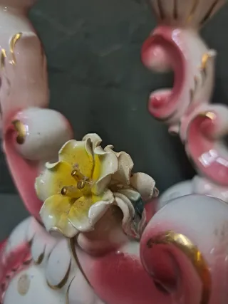 Candelabro de cerámica rosa y dorado