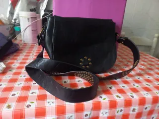 Bolso de hombro negro con tachuelas