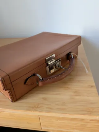 Maletín de piel marrón
