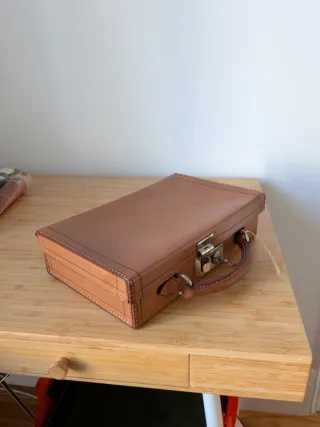 Maletín de piel marrón