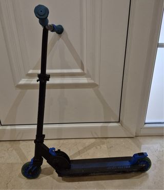 lote de patinetes, bicis y moto corre pasillos