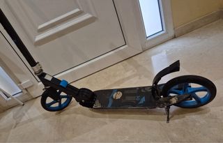 lote de patinetes, bicis y moto corre pasillos