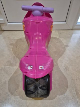 lote de patinetes, bicis y moto corre pasillos