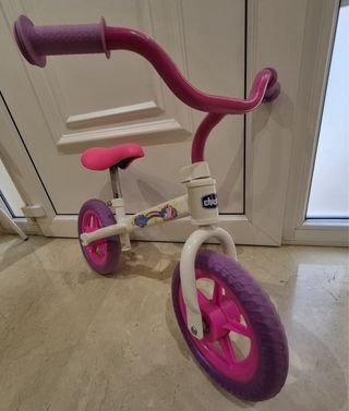 lote de patinetes, bicis y moto corre pasillos