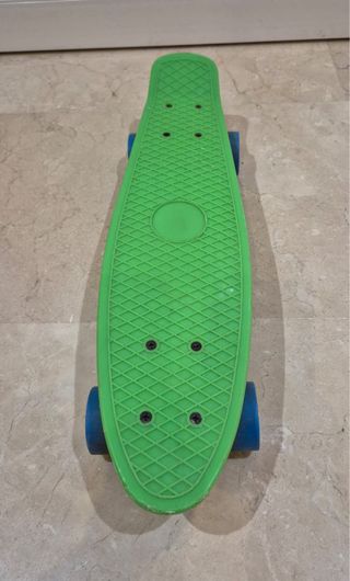 lote de patinetes, bicis y moto corre pasillos