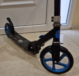 lote de patinetes, bicis y moto corre pasillos