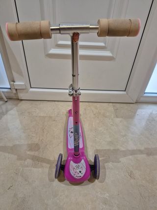 lote de patinetes, bicis y moto corre pasillos