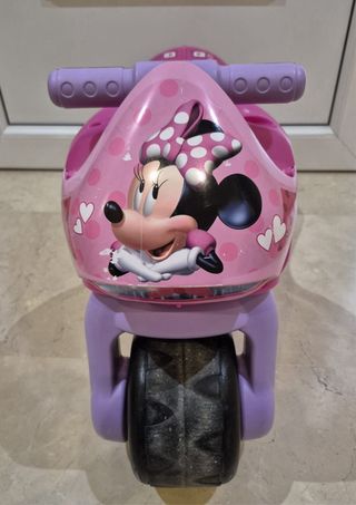 lote de patinetes, bicis y moto corre pasillos