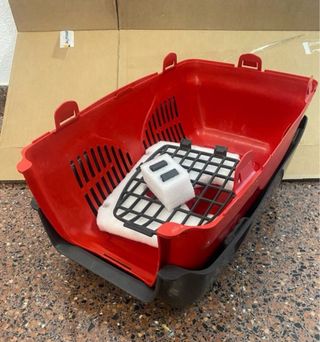 Transportín para perro/gato rojo y gris.