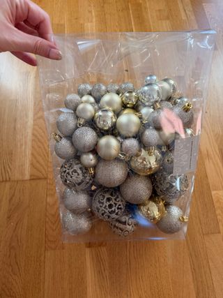 Bolas árbol Navidad doradas y plateadas