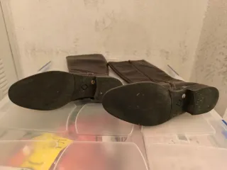 Botas altas de cuero marrones.