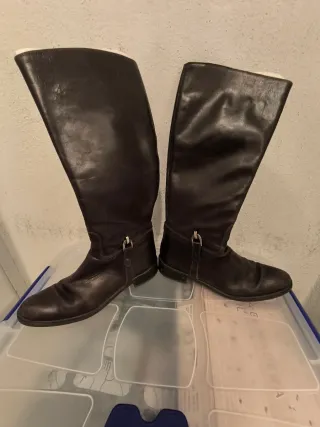 Botas altas de cuero marrones.