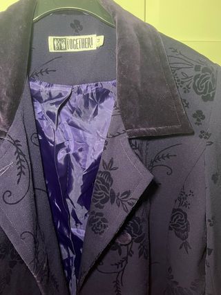 Abrigo vintage terciopelo Together morado.