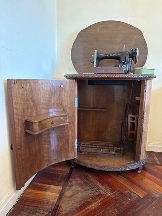 Máquina de coser Alfa antigua 1953