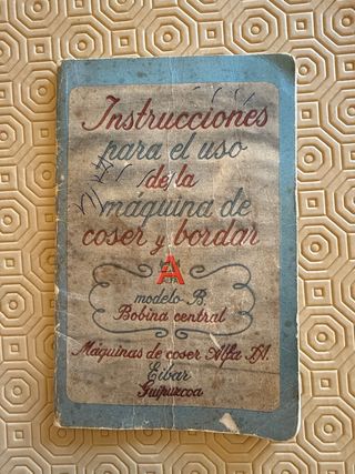 Máquina de coser Alfa antigua 1953
