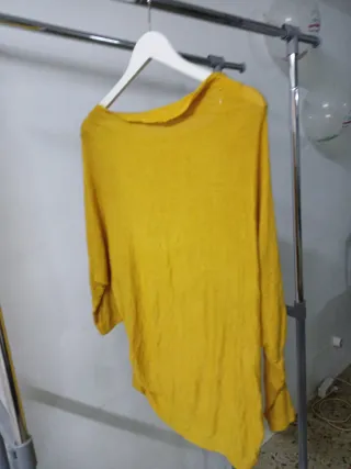 Blusa amarilla talla L desgastada