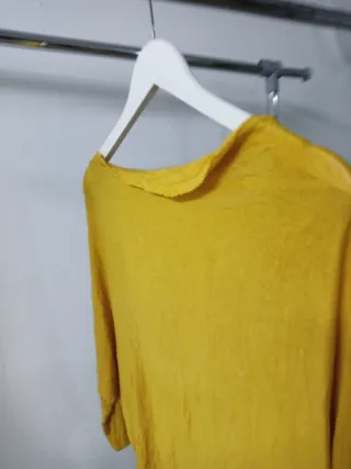Blusa amarilla talla L desgastada