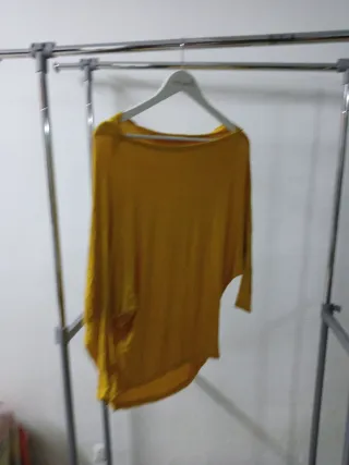 Blusa amarilla talla L desgastada