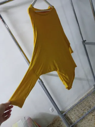 Blusa amarilla talla L desgastada