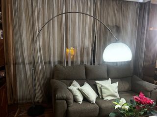 Lámpara de pie curva plateada y blanca