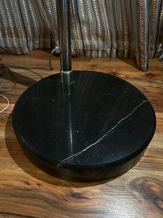 Lámpara de pie curva plateada y blanca