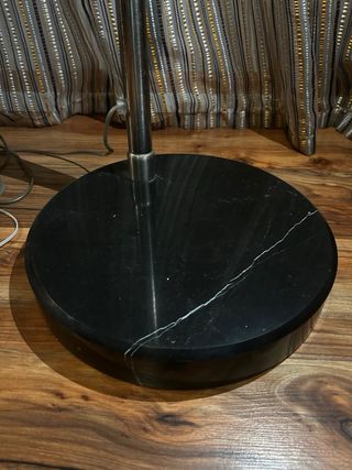 Lámpara de pie curva plateada y blanca