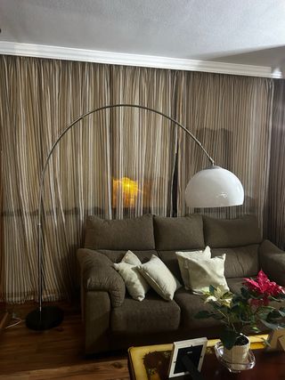 Lámpara de pie curva plateada y blanca