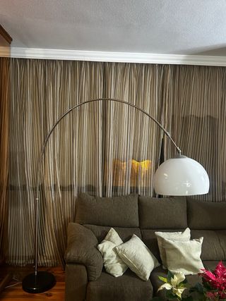 Lámpara de pie curva plateada y blanca