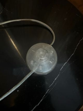 Lámpara de pie curva plateada y blanca