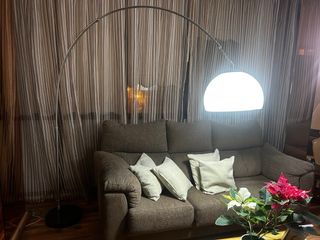 Lámpara de pie curva plateada y blanca