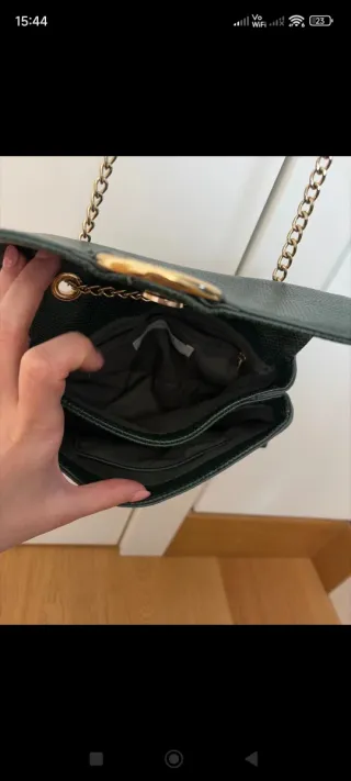 Bolso bandolera verde con detalles dorados
