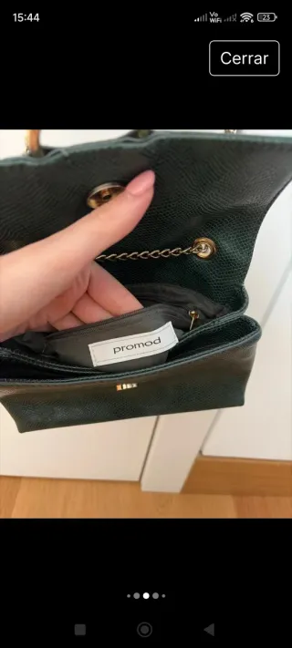 Bolso bandolera verde con detalles dorados