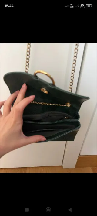 Bolso bandolera verde con detalles dorados