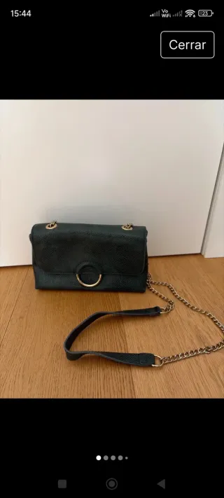 Bolso bandolera verde con detalles dorados