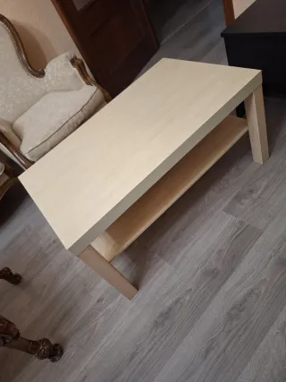 Mesa de centro de madera clara. No hago envíos.