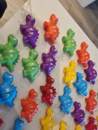 Juego de letras dinosaurio