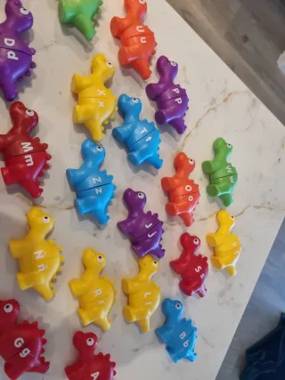 Juego de letras dinosaurio