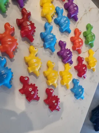 Juego de letras dinosaurio