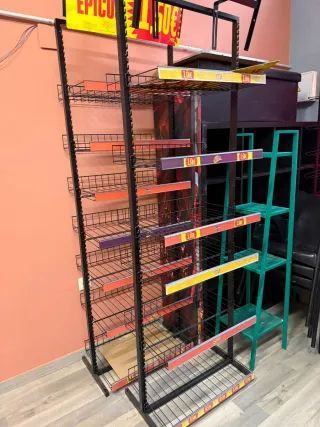 Expositores metálicos negros y verdes