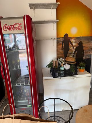 Nevera y mesas de restaurante