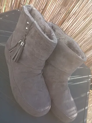 Botines grises nuevos de la  talla 40.