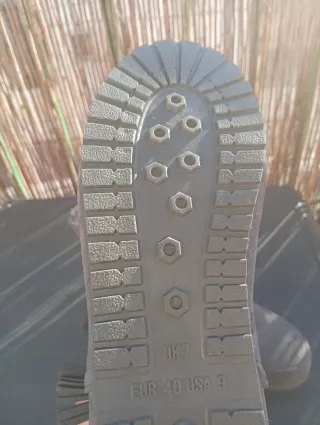 Botines grises nuevos de la  talla 40.