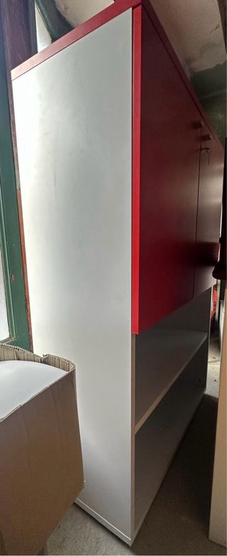 Armario madera blanco y rojo.