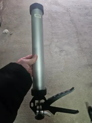 Pistola y tubos para sellador