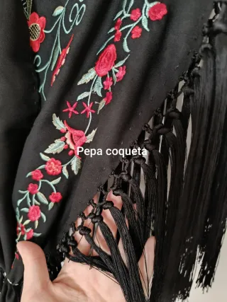 Mantoncillo negro bordado flores